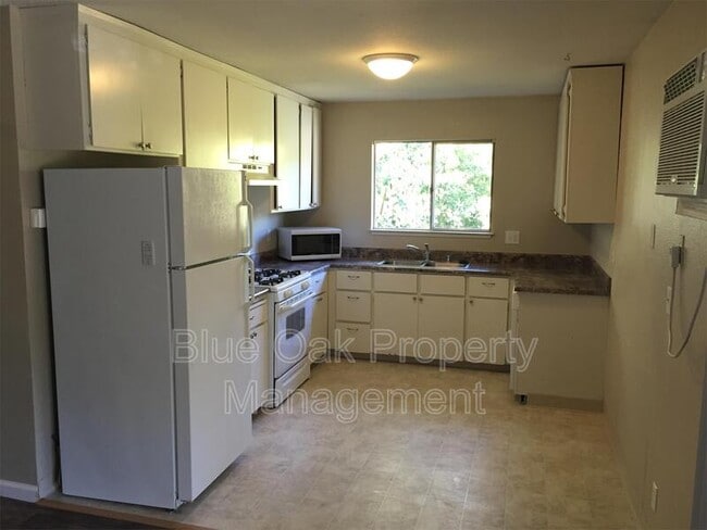 Building Photo - 346 Hickory St