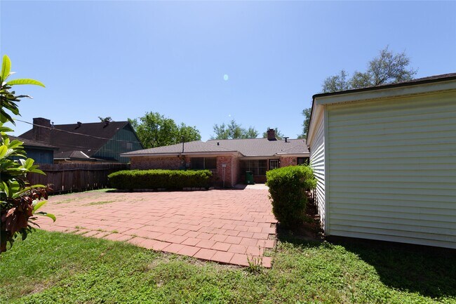 Building Photo - 8826 Roos Rd