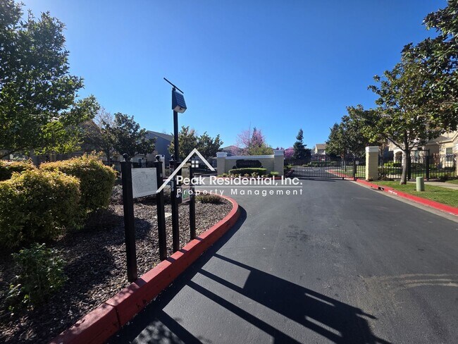 Building Photo - Spacious 4bd/2ba House - Gated Community