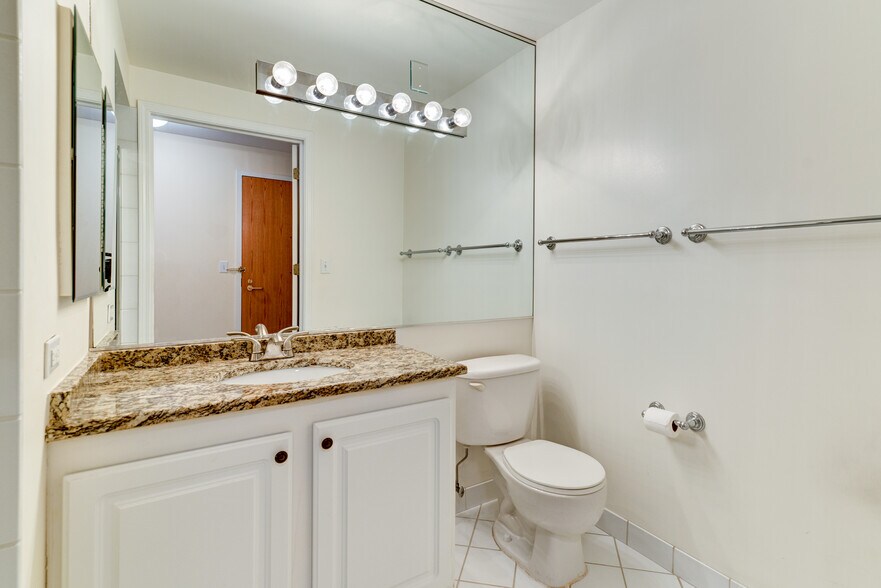 Building Photo - 345 N La Salle Dr