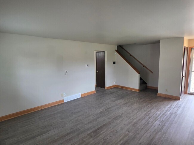 Building Photo - 3 bedroom Franklin Townhome