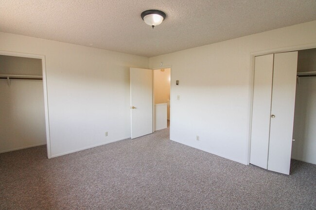 Building Photo - 2 Bedroom Townhouse Style Apartment with Private Fenced Patio