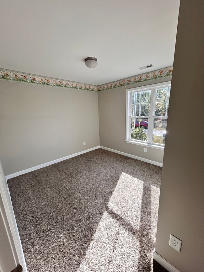 Building Photo - Large family rental available in Maple Hill