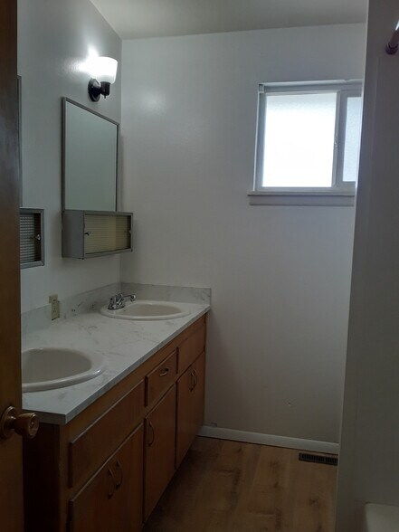 Dbl vanity bathroom - 212 Juniper St N