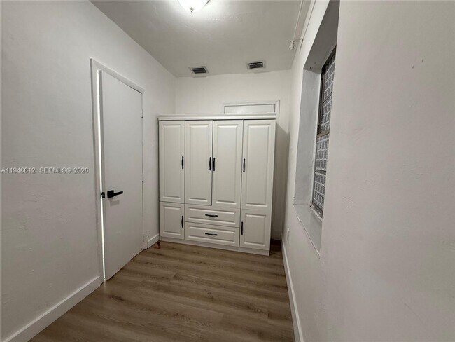 Building Photo - 481 E 31st St