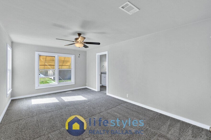 Building Photo - 907 NW Main St