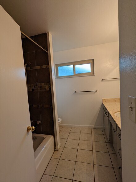 Building Photo - 1404 W Cambridge Ave