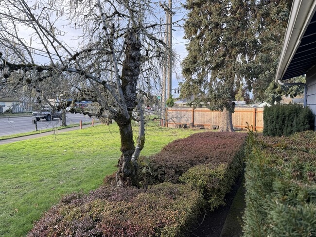 Building Photo - 3525 River Rd