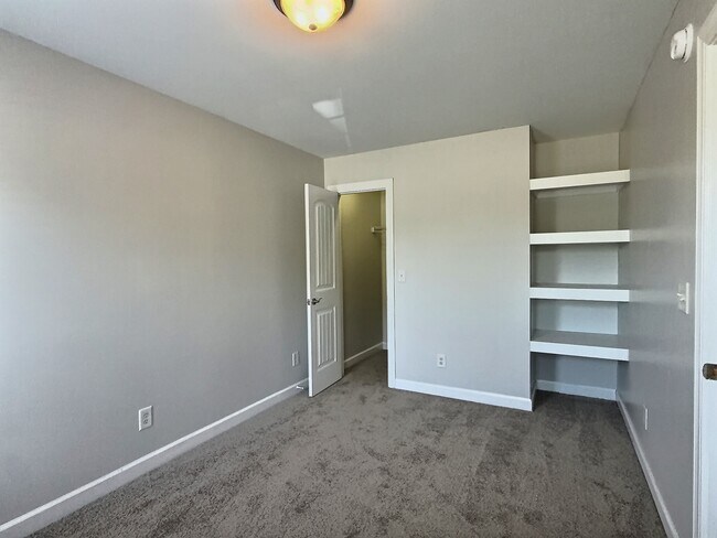 Building Photo - 144 N Hines St
