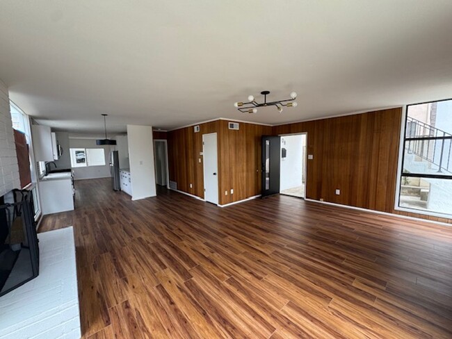 Building Photo - Recently Renovated 2 Bed / 2 Bath Apartmen...