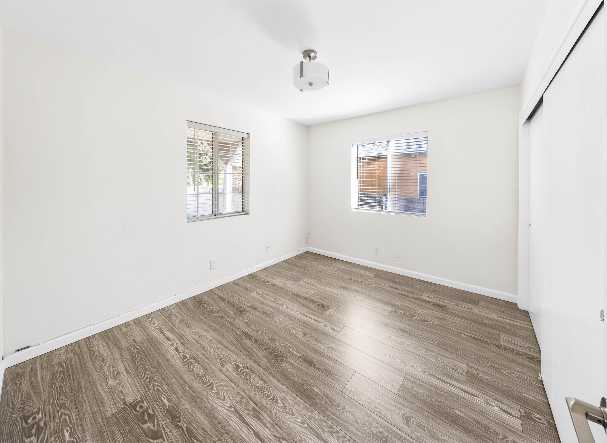 Building Photo - 10225 Fernglen Ave