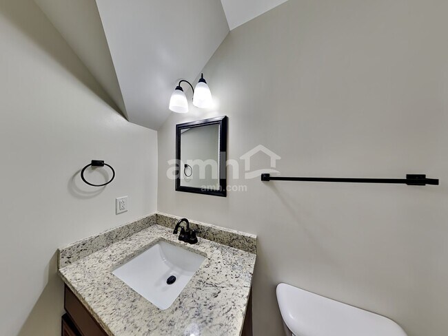 Building Photo - 107 Buster St