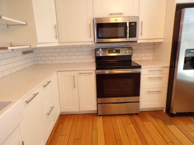Building Photo - Two Primary Suite Townhouse