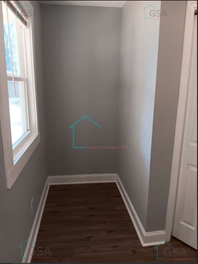 Building Photo - 3 Bedroom 2 Bath Available!