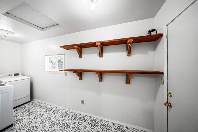 Building Photo - Adorable and clean country property locate...