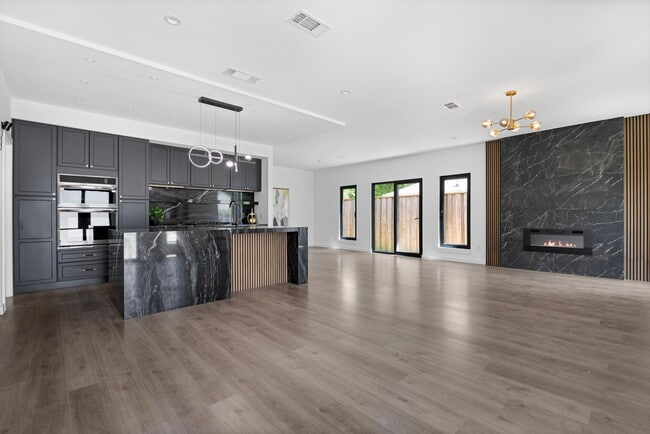 Building Photo - 2535 Exline St