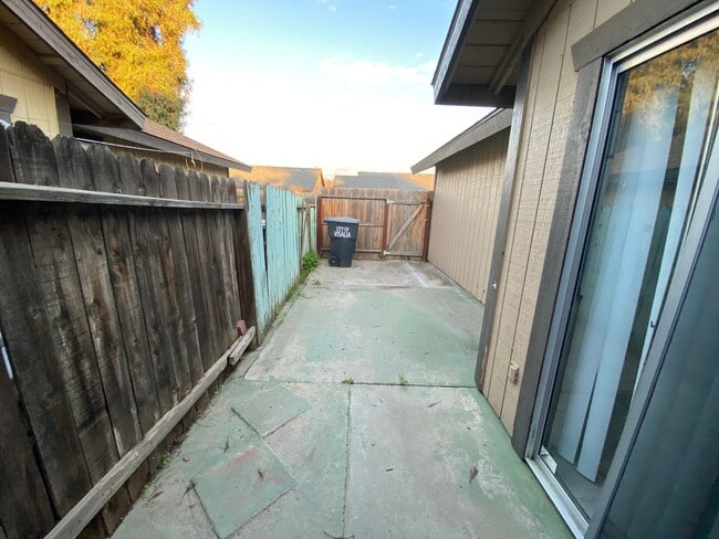 Building Photo - Cozy Home for rent in Visalia