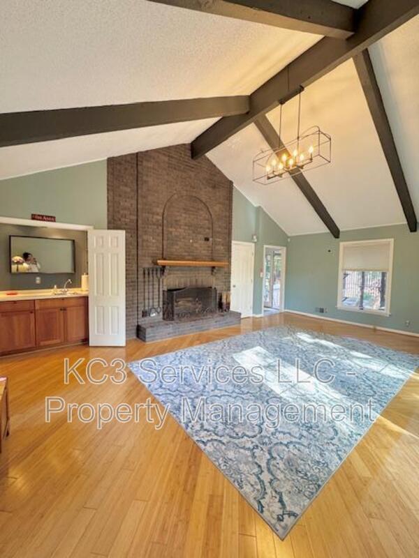 Building Photo - 615 E 101st Ter