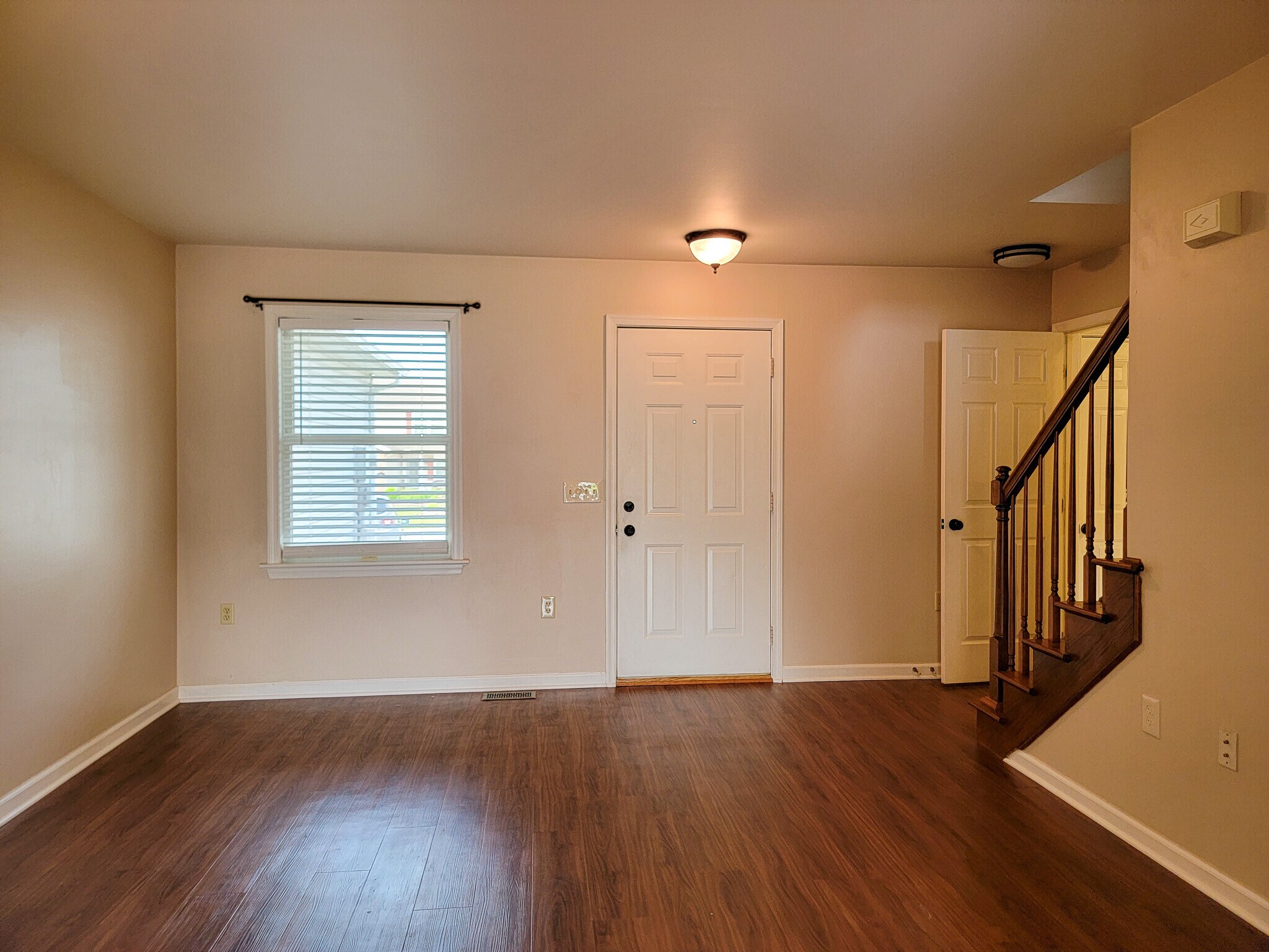 Building Photo - 390 Acorn Cir