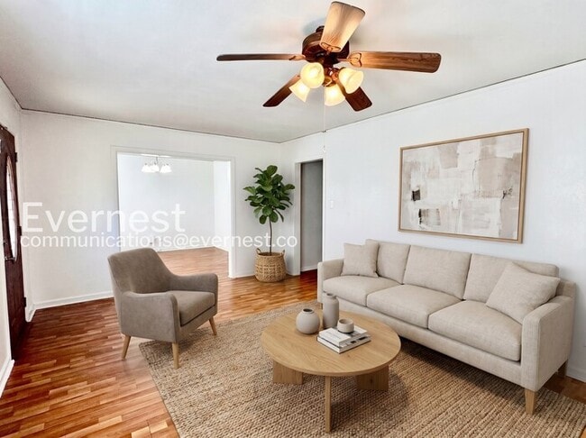 Building Photo - 2 Bed/1 Bath Home with Garage / Pet-Friendly / Available Now!