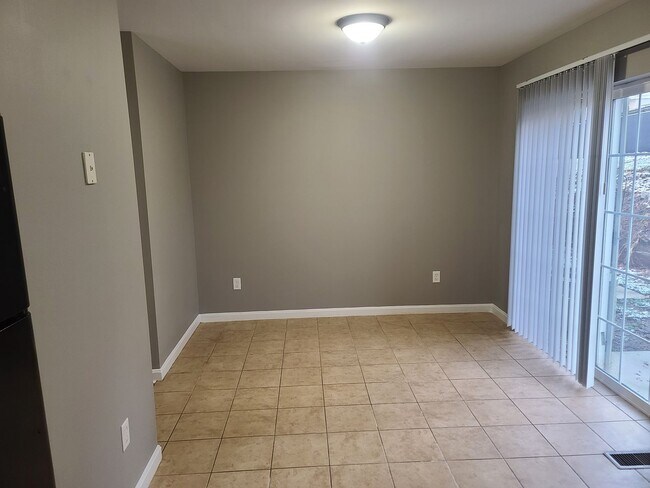 Building Photo - 3 bedroom,  2 1/2 bath town home in Waynesboro PA