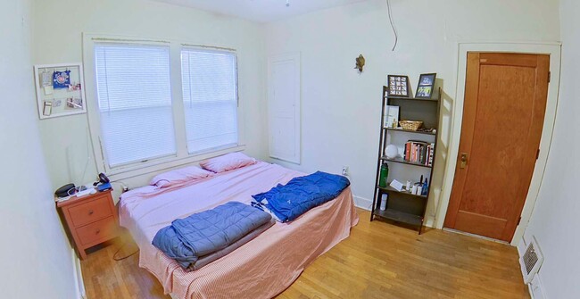 Building Photo - Hardwood Floors + Pet Friendly + Off-Stree...