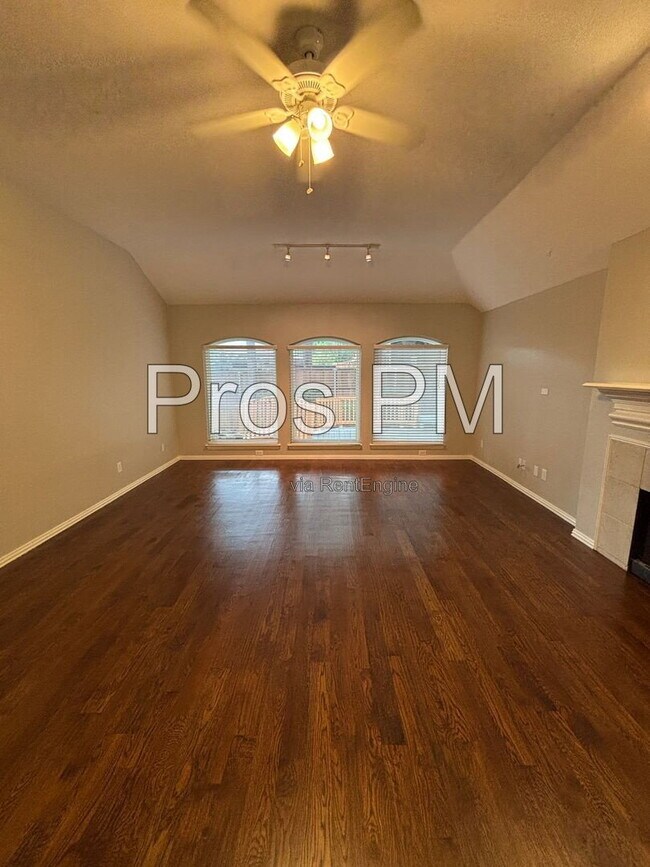 Building Photo - 2921 Meadow Glen Dr