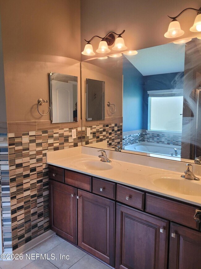 Building Photo - 680 Chestwood Chase Dr