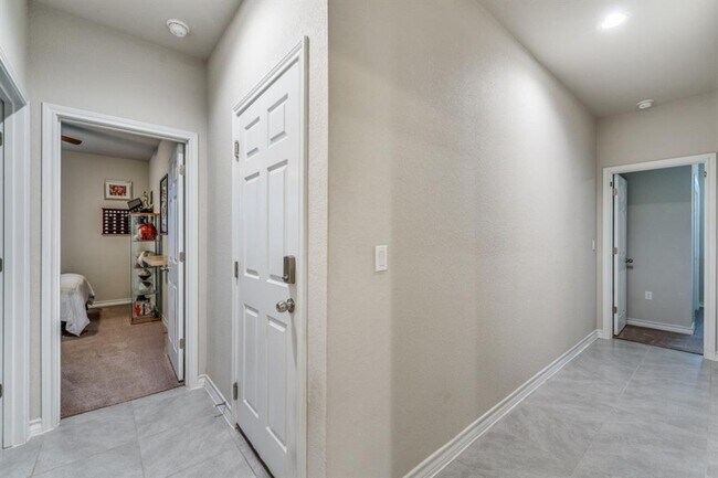 Building Photo - 5921 Lehman Way