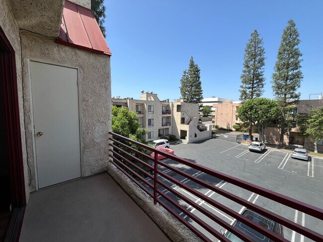 Building Photo - Canoga Park 2+1 w/pool + spa, gated entry + parking included!