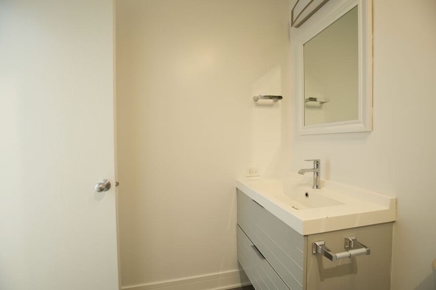 Building Photo - 949 W Grace St