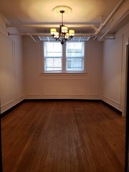 Building Photo - 1605 W Thome Ave