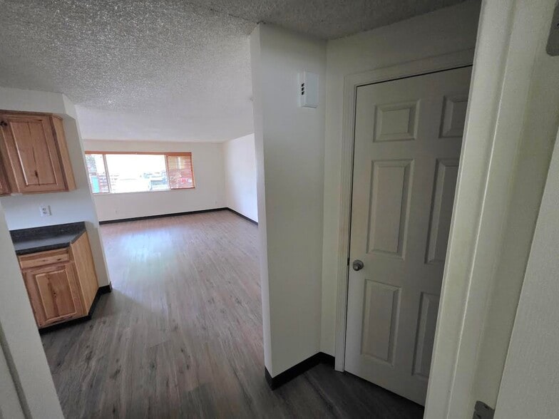 Building Photo - 256 Powell St E