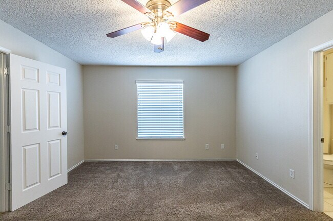 Building Photo - Beautiful House with Extra Room!