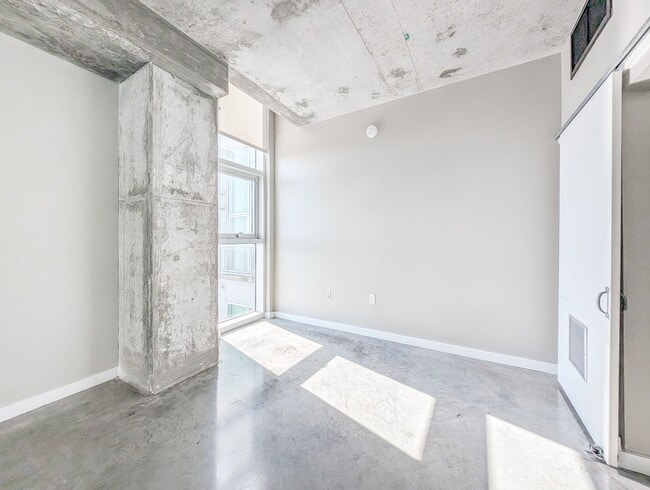 Building Photo - 2000 Bagby St