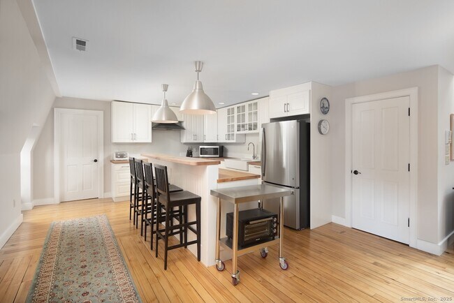 Building Photo - 31 Sharon Rd