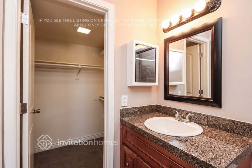 Building Photo - 9020 W Las Palmaritas Dr