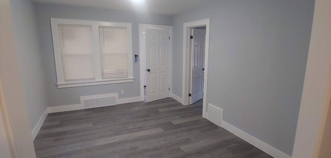 Building Photo - 5807 W Park Hill Ave