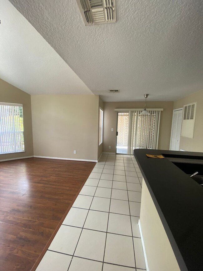Building Photo - 575 Bloomington Ct