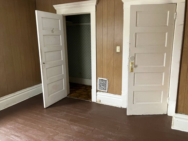 Building Photo - 736 S Seneca Ave