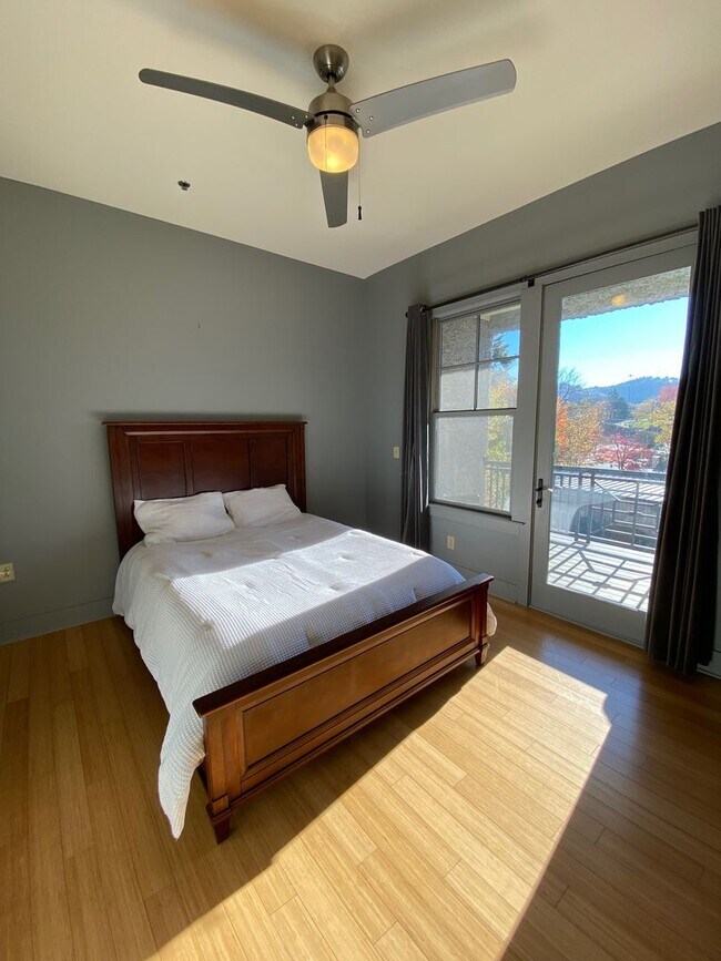 Building Photo - Downtown - Modern Condo minutes from the c...