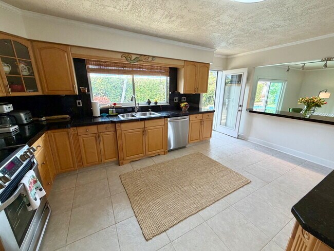 Building Photo - Gorgeous Pool Home in Satellite Beach!!