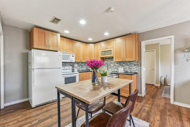 Building Photo - 1624 Aquarena Springs Dr