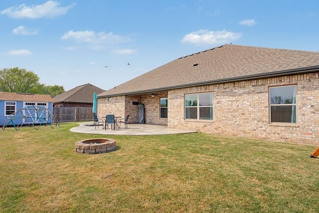 Building Photo - 4 bedroom 2 bath Praire Grove Home! Upgrades Galore!
