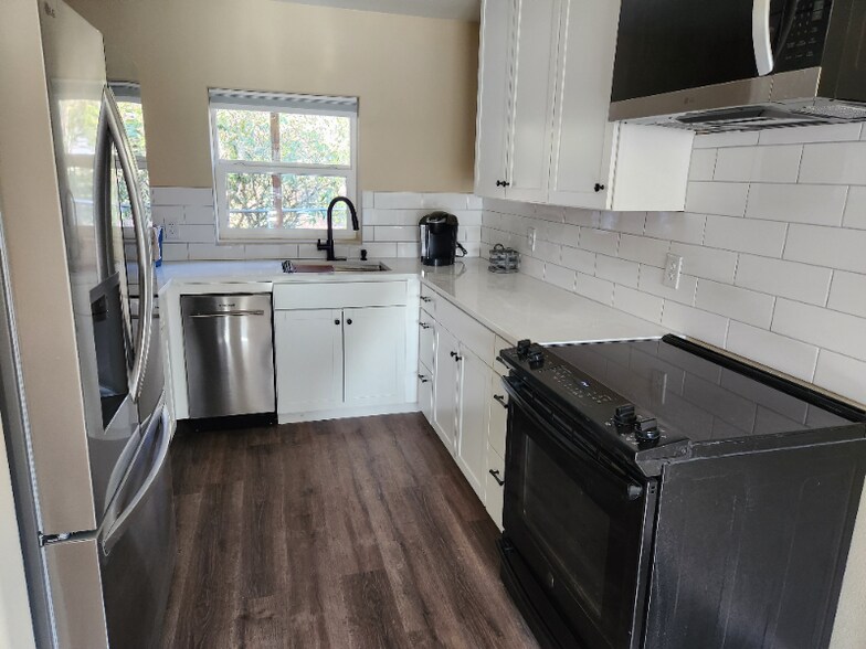 Building Photo - 974 SE Roberts Ave