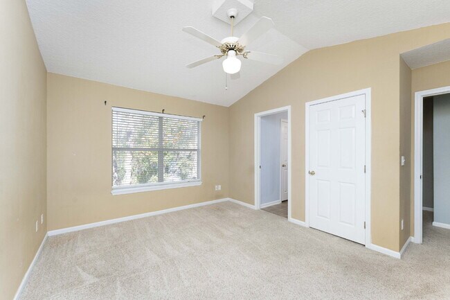 Building Photo - Charming 3BR Townhouse with Garage & Priva...