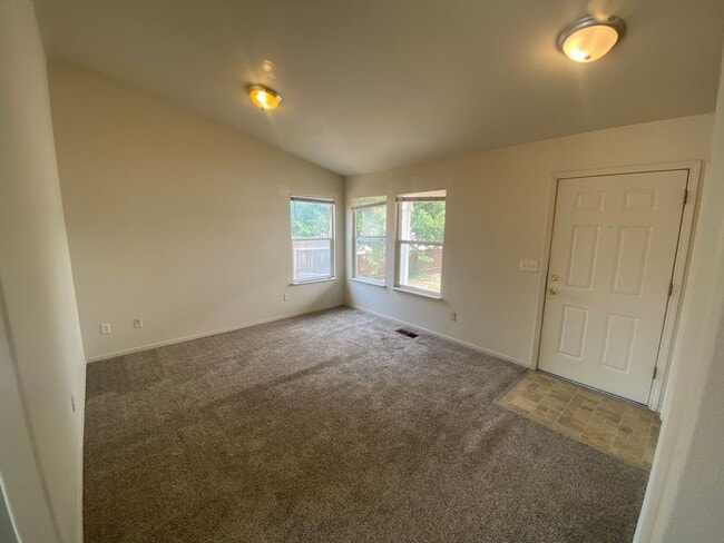 Building Photo - Charming 3 Bedroom
