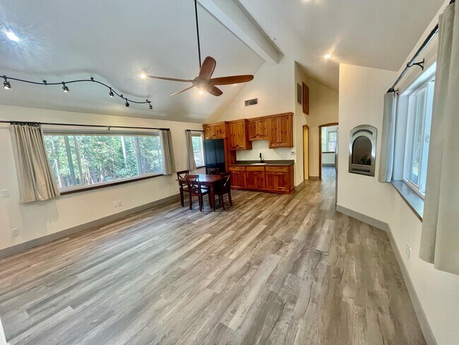 Building Photo - 10375 Laurentian Way