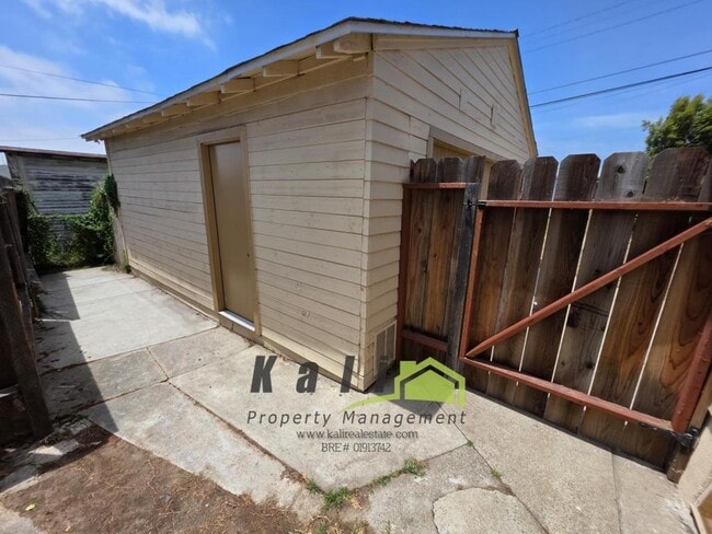 Building Photo - 2128 Flintridge Dr