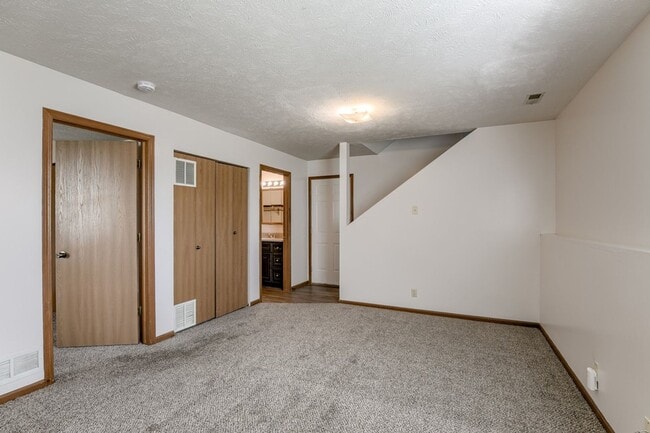 Building Photo - Spacious Duplex Close to Schools, UNL, Haymarket, and I-80 TOTALLY REMODELED